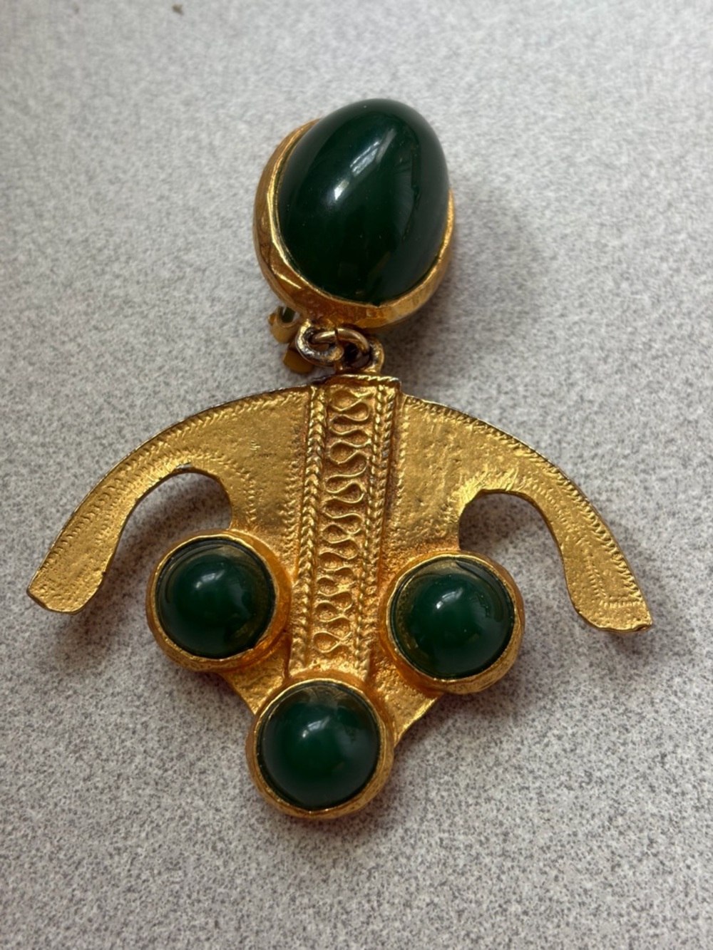 ALEXIS KIRK Signed Etruscan Style Earrings Gold Tone Green Cabochons Clip On - Picture 9 of 9